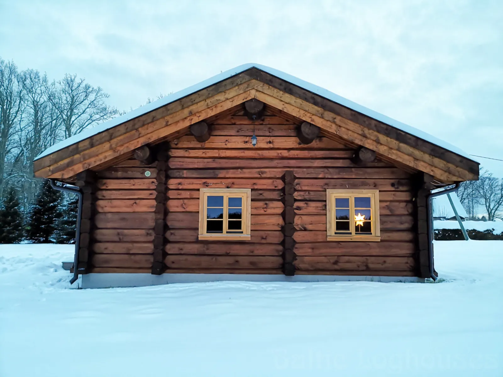 Jakob 76 palkosa välisvaade teisest küljest. Töö tegi Baltic Loghouses.
