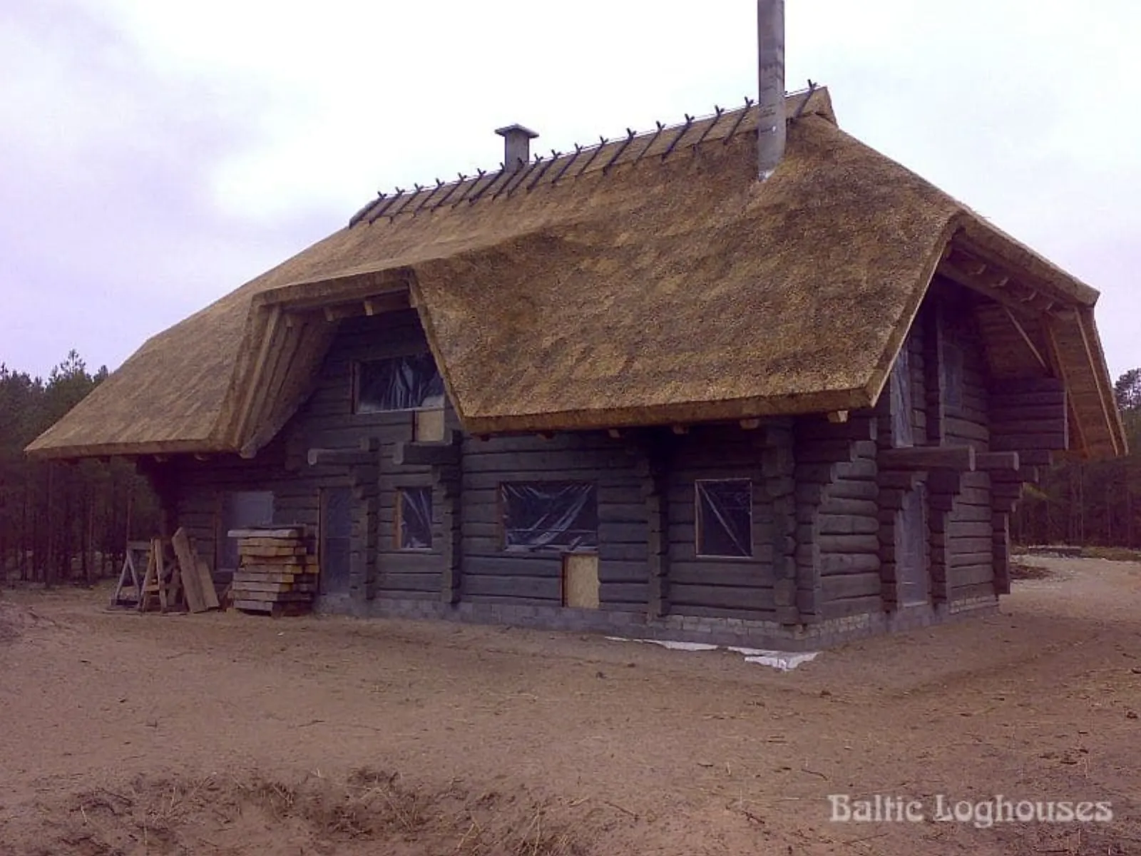 Rookatusega palkmaja ehitusjärgus, aknaavad on veel kaetud kilega. Töö tegi Baltic Loghouses.