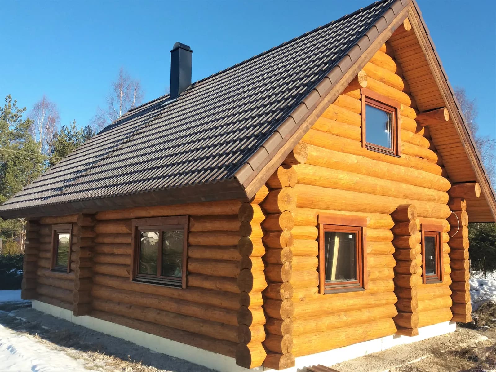 Ühekorruseline ümarpalkmaja eestvaade. Töö tegi Palkmaja Ehitus.
