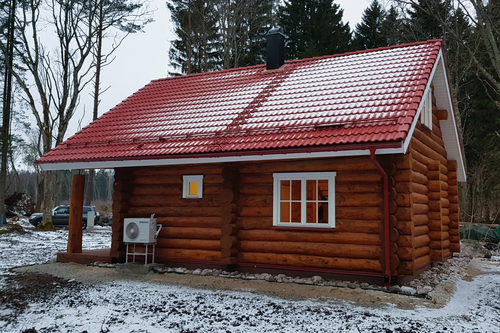 Ühekorruseline ümarpalkmaja punase katusekivikatusega. Töö tegi Palkmaja Ehitus.